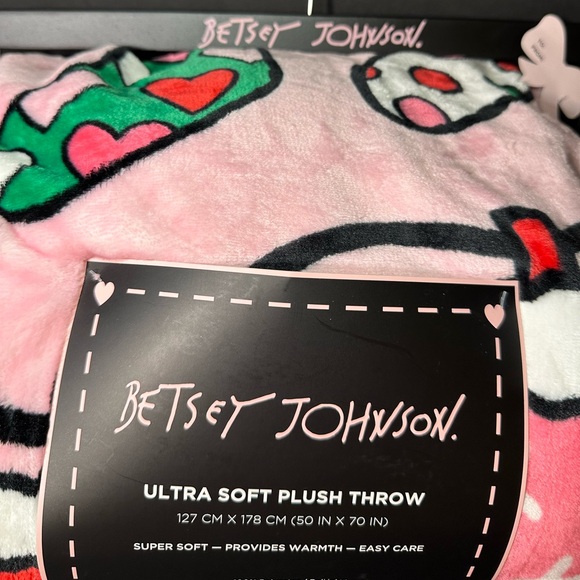 Betsey Johnson plush Christmas throw with stockings print - Picture 6 of 6